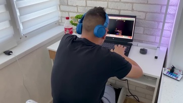 A fiatal srác kihasználta az alkalmat és berakta a mostoha anyukája borotvált muffjába Thumb