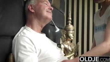 A faszimádó fiatal ribi kuncsorog a nevelőapujának hogy döngölje meg Thumb