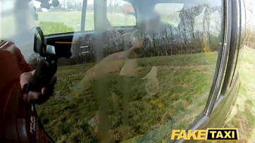 Kettő fickóval kettyint egy időben a szukás milf nő Thumb