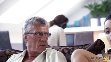 Belógatta a falloszát az idős tata a kölyke szexis nőjének puncusába Thumb