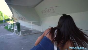 A begyes spanyol sunci egy kis stekszért repesve bekapta a hajtós kamu ügynök kolbászát Thumb