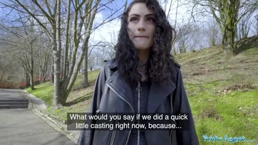 Pénzért cserébe levette a harisnyáját a sexy fiatal csajszi és ráült a falloszra Thumb