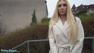 Tetkós milf szexbomba megállt az utca ügynöknek aki rádumálta hogy bekapja a faszát Thumb