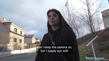 Egy kis suskáért boldogan meglovagolta az ügynök duzzadt péniszét a csábos kurva Thumb