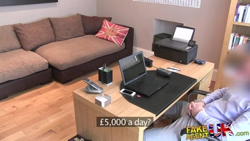 Fenékbe is hagyta a rátermett 22 éves fiatal ribi az első pornó casting-ján Thumb