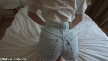 Egy csaj bájos popóval és zamatos nunival megáldva vágtat a brokimon Thumb