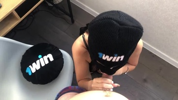 Sexy leány mezítelenül rácuppan a palijára és megmássza a felvert pélóját Thumb