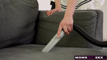 A felajzott pasi meg szerette volna kúrni a takarítónőt de helyette meghágta a nevelőanyuját Thumb