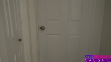 A mostoha húgom és a gyönyörű barátnője egyidejűleg cumizzák a bazinagy brokimat Thumb