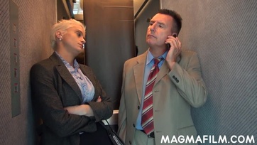 A nagy dudájú szöszke titkár nőcske rámászott a felettes farkára és megszökdelte a liftben Thumb