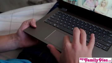 Véletlenül telespricceltem a mostohahúgocskám puniját miután közösen végignéztünk egy szex videót Thumb