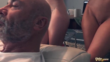 A mázlis idős pasas két csábos fiatal csajszival malackodik párhuzamosan Thumb