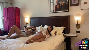 Egy szálloda szobában szunyáltunk a mostohaanyummal és rendesen telelőttem a nunusát a spermiumommal Thumb