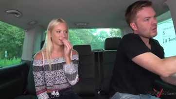 A szőke magyar csajszi levetette a ruháját a furgonban hogy megugrálja a fiúcska brokiját Thumb