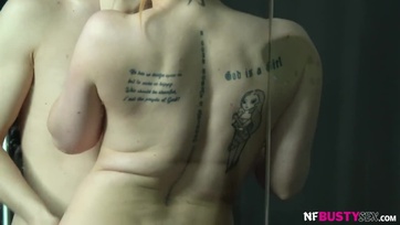 Nagy Hírű magyar pornósztár szívogatja a cerkát és nyeli tövig hatolva a muffjába Thumb