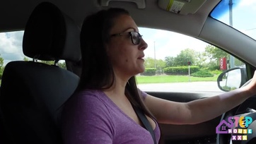 A nagy mellű nevelőanyu vállalta hogy meglovizza a fazonigazitott muffjával a tinifia fütyijét Thumb