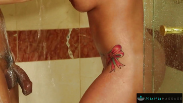 Gondosan elszórakozott a fiúcska dákójával aztán belecsücsült a vaginájával Thumb