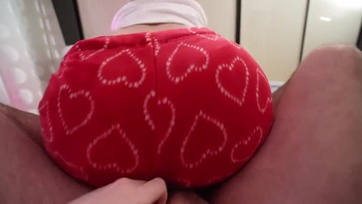 A nagyseggű fehérmájú fiatal ribanc az év végi party-n felkínálja a mostohabratyójának a nuniját Thumb