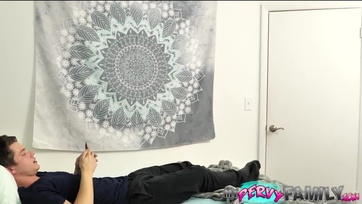 Az édes mostohanővérem elkezdett masztizni majd felpattant az eres pöcsömre Thumb