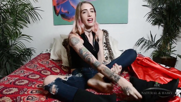 Szívesen megmutogatja a bokros muffocskáját a felizgult karcsútestű bébi Thumb