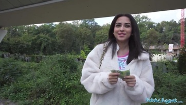 Imádja a stekszet a vakmerő tini ribanc úgyhogy széttárta a lábát az anonim hapsinak Thumb