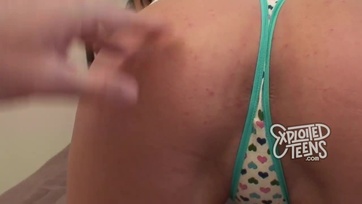 A csábító gimnazista tini leányzó lecummantotta a péniszt és befalta a spermát a szexcastingen Thumb