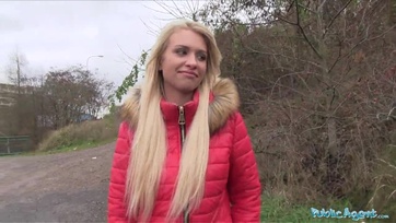 A nagycsöcsű magyarországból való leányzó egy kis suskáért gyorsan belement hogy meghúzzák a nuniját Thumb