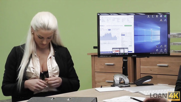 A hitelért viszonzásul bizony cucliznia kellett a csábító platinaszőke lánynak Thumb