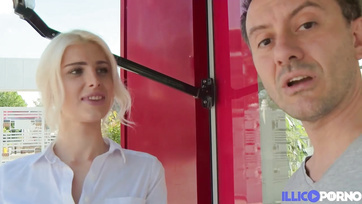 Kívánnivaló platinaszőke cafka a fini puncikája után a popsijába is happolta Thumb