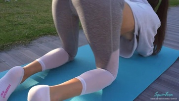 A fickóm barátja megfigyelt testedzés közben aztán vadul teletöltötte a pinácskámat a duzzadó bránerével Thumb