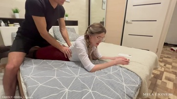 Behatolt a kolbászom a kívánnivaló mostohahúgocskám pinájába mialatt a picsáján ülve masszíroztam a derekát Thumb