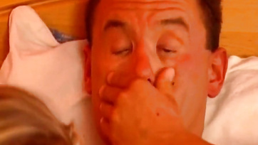 Azonnal felverte az oszlopos hapsi cerkáját hogy durván megdugassa a nedves nuniját Thumb