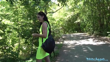 Becserkészte a tüneményes budapesti spinét a nagyfaszú utca ügynök és durván megbaszta a puniját Thumb