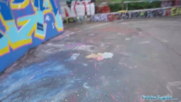 A tündibündi lányka miután megmutogatta a cicijeit egy kis zsetonért a combját is szétnyitotta Thumb