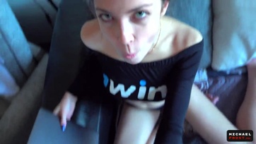 A készpénz helyett megbaszarintotta és pofikán fröcskölte a kis szégyentelen mostoha húgicáját Thumb