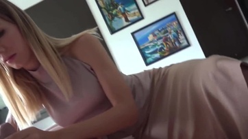 Megkóstolta a neveltfiacskája acélos pöcsét majd tisztességesen megugrándozta a vékony milf anya Thumb