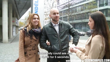 Egy kis készpénzért belement a tini pár a publikus swingerezős szexet Thumb