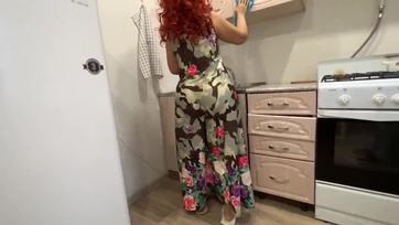 Előregörbült a formás seggű nevelőanyám hogy becsúsztathassam a giganagy farkamat az ánuszába Thumb