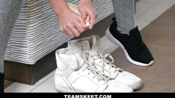 Zsákmányolt egy duzzadt dákót a passzentos pinájába a formásalakú tini bula Thumb