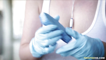 A tökös fiatal pali belógatta a dögös dús keblű cselédlánynak Thumb