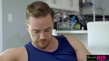 Kilátszott a vadító mostoha tesóm vaginája úgyhogy szerzett egy kolbászt a likába Thumb