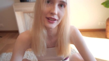 A kívánnivaló faszhiányos tini bula benyálazta majd tisztességesen megmászta a mostoha apukája szerszámát Thumb