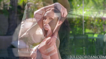 Két nagyméretű dákót óhajtott megszeretgetni egy időben a vakmerő barnahajú szexbomba Thumb