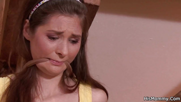 Összekötve akadt rá a fogadott fiacskája szajhájára a buja érett punci és belenyúlt a bugyikájába Thumb