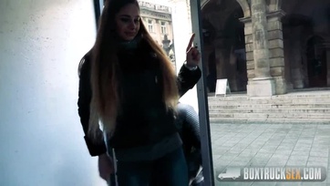 Becsalták a teherkocsiba a magyarországból való szexbombát és egy kis pénzért megdughatták a vagináját Thumb