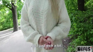 Dögös szőkehajú magyarországi bébi a ligetben levadászva és egy kis stekszért mások előtt megkettyintve Thumb