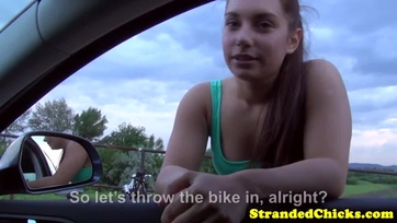 Becsücsült a magyar születésű kiscsaj a kölyök verdájába majd pedig felugrott a robusztus szerszámára Thumb