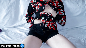 Levette a kisnadrágját és előkapta a drága műfarkát a beindult fiatal ribanc Thumb