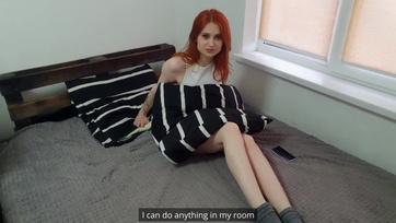 Miután nyakon csípte a bájos lakótársát maszturbálás közben, keményen meghágta a kis zamatos vagináját Thumb