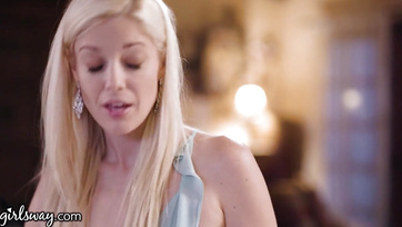 Felfalatta a fiatal csajjal a mennyei puncusát a gyakorlott leszbika Thumb